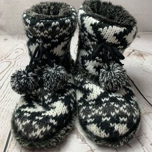 SO Black & White Tribal Faux Fur Slippers Sz 5/6